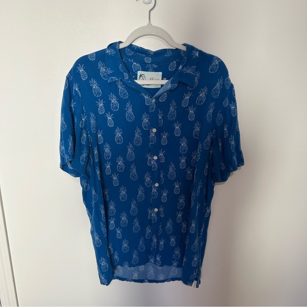 Chubbies "The Weekend Has Arrived" Men's Button Up Blue Pineapple Shirt Large